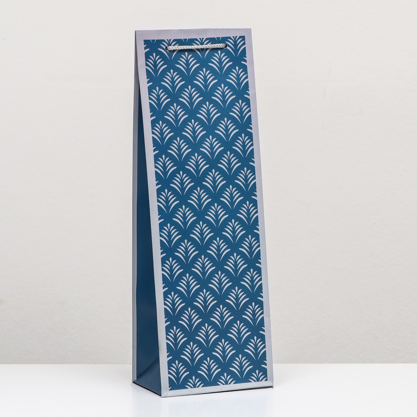 Пакет подарочный 12*36 под бутылку Принт на синем, арт. 9459462